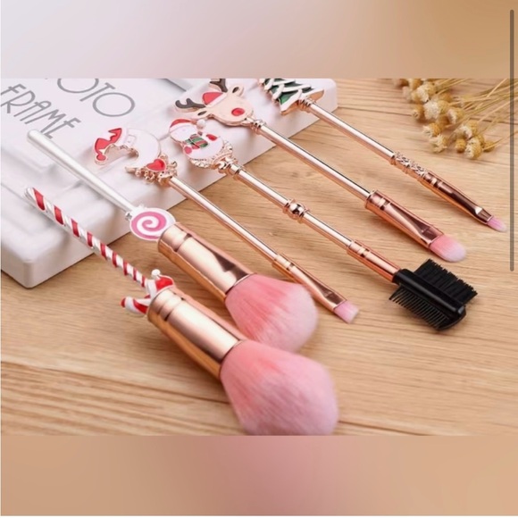 Christmas Themed Makeup Brushes - Picture 3 of 4